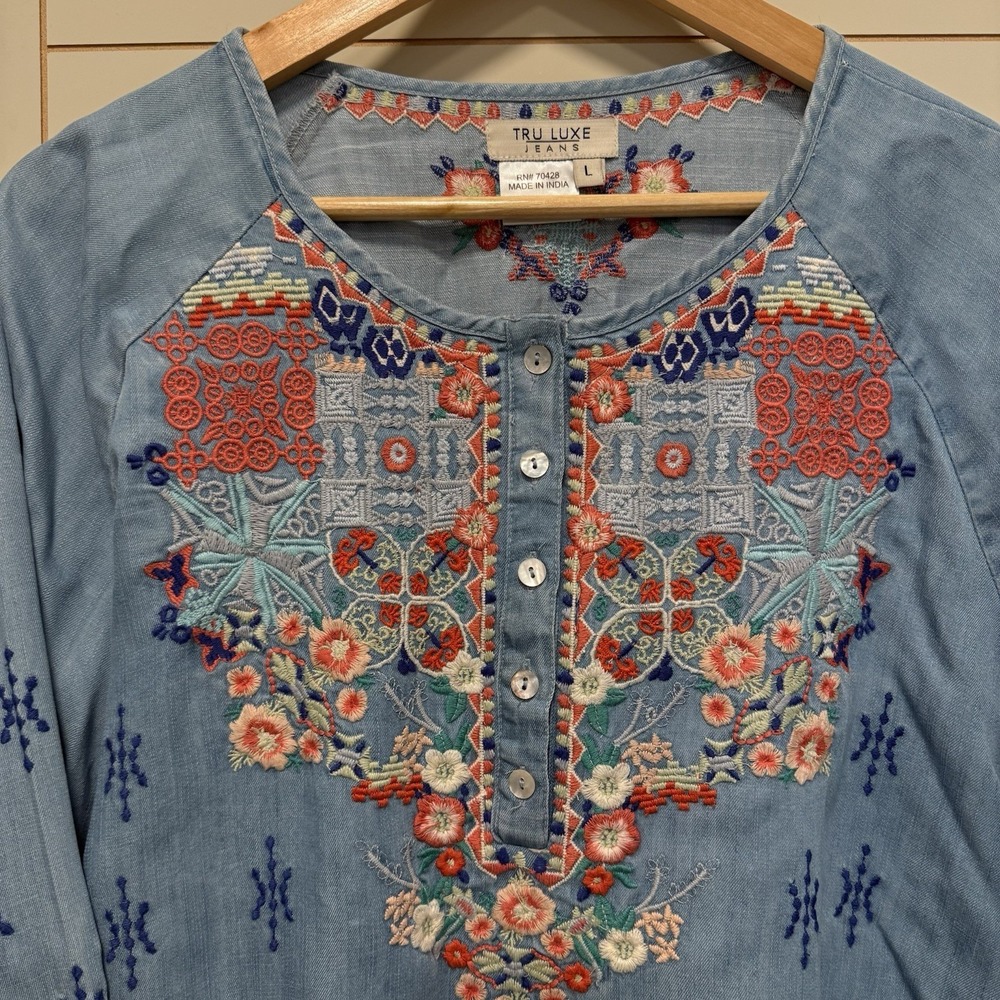 Tru Luxe Jeans Women  Embroidered Tencel Floral Blouse Sz L - Picture 2 of 8